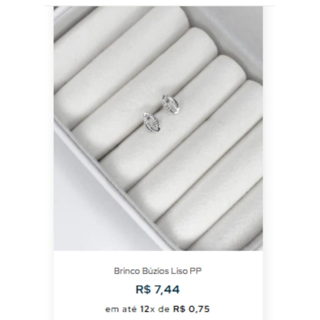 Conjunto de brincos e colares com banho de ouro 18k sobre fundo neutro, destacando a durabilidade.