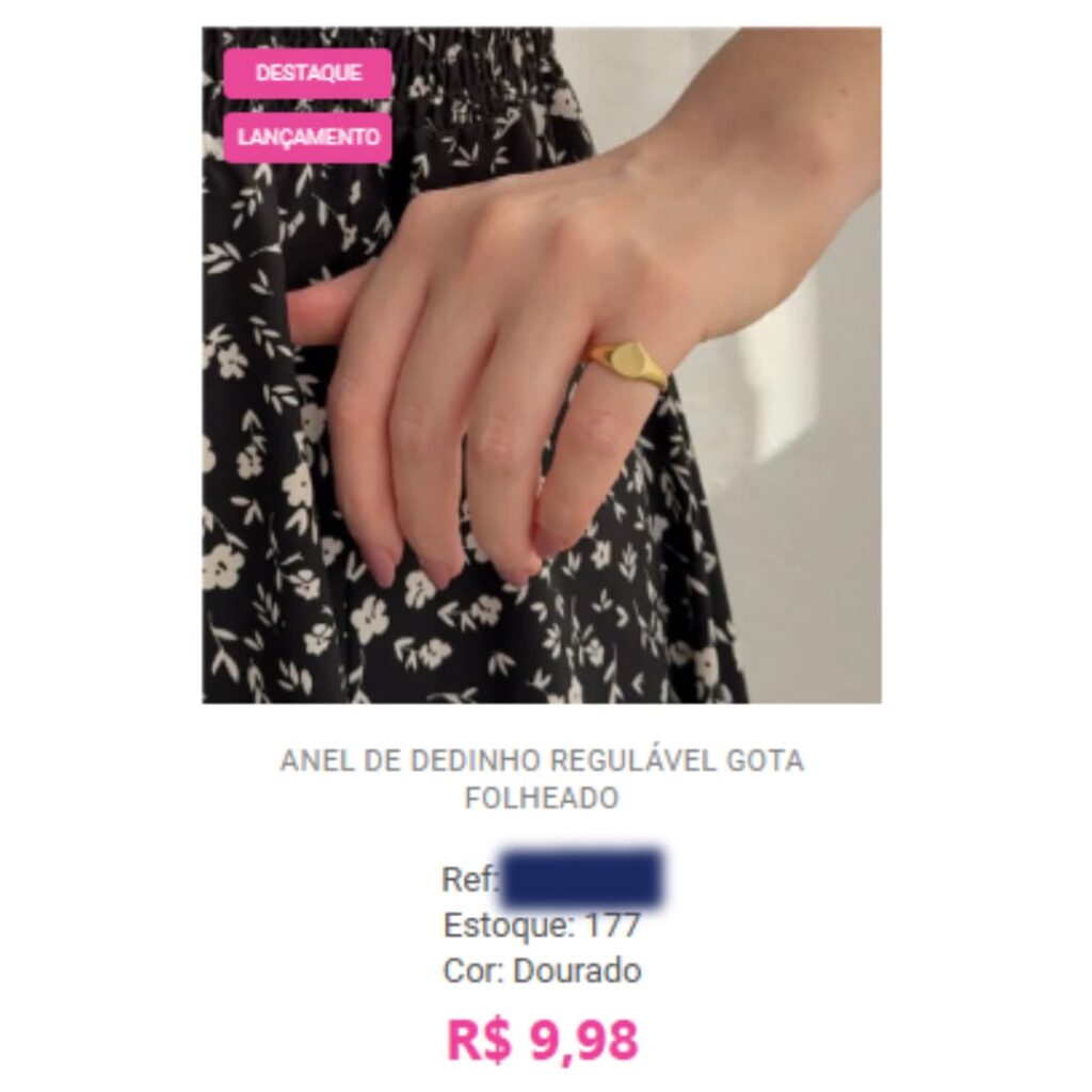 Close de orelha feminina com brinco delicado, enfatizando o conforto e a tecnologia antialérgica.