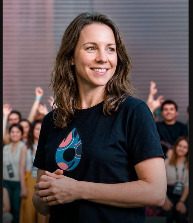 Close em um mostruário de semijoias douradas de luxo com etiquetas de preço sugerindo alta margem de lucro.